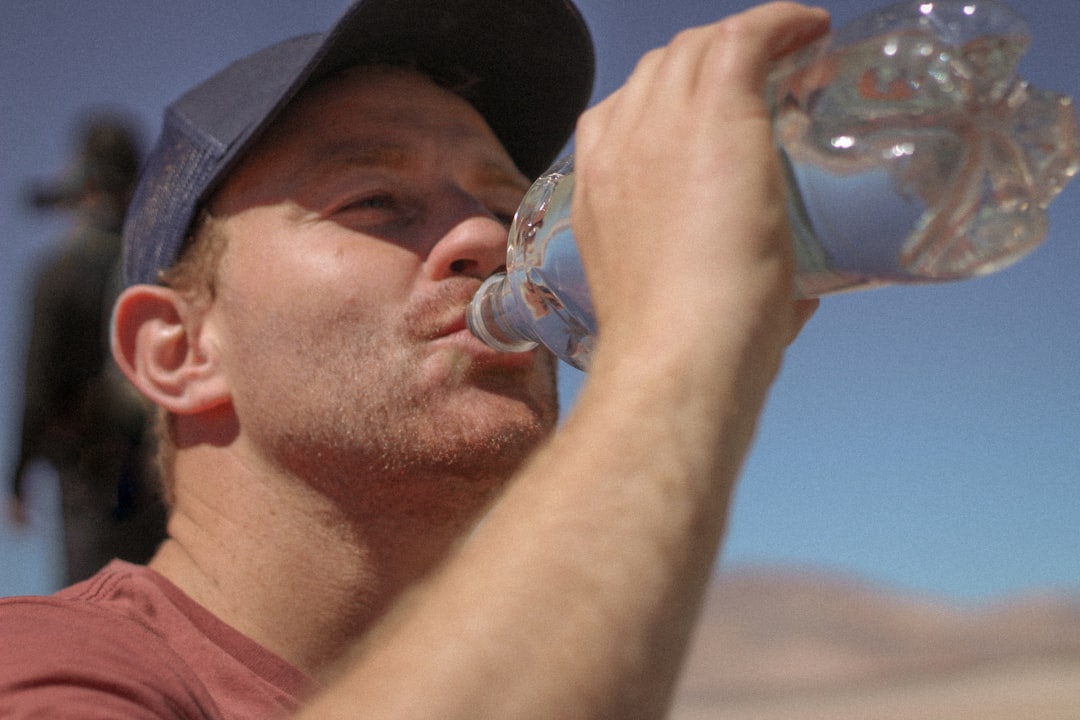 Tomando agua.